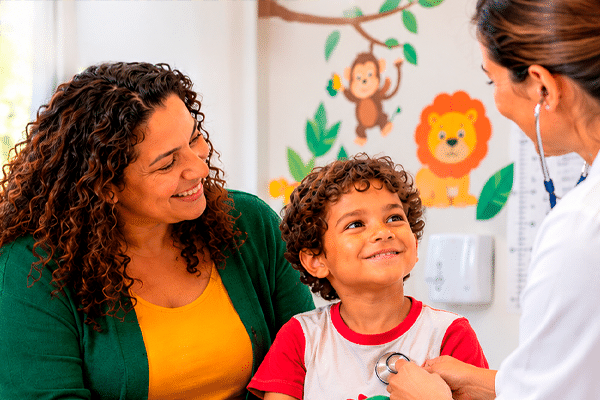 Texto alternativo (alt): Mãe acompanha filho em consulta médica — abono de falta para acompanhar filho.